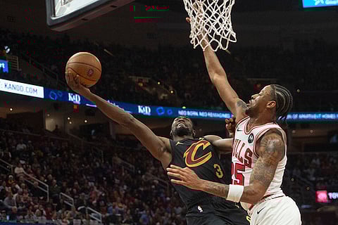 NBA: Cavaliers' Caris LeVert (3) shoots as Bulls' Dalen Terry, right, defends