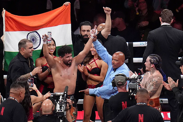 Goyat vs Nunes Boxing: Neeraj Goyat celebrates after defeating Whindersson Nunes - | Photo: AP/Julio Cortez