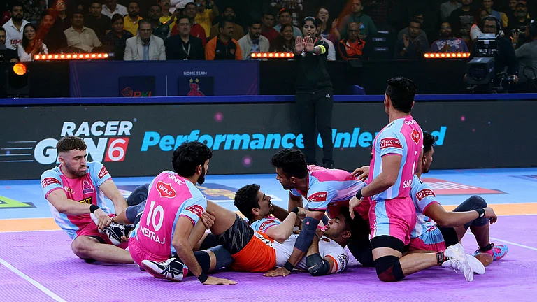 Pink Panthers in action against Paltan in PKL 11. - Pro Kabaddi League