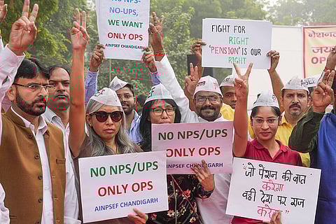 Protest for old pension scheme restoration