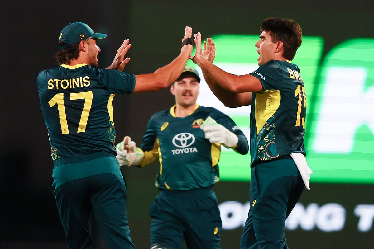  (AP Photo/Tertius Pickard) : Australia's Xavier Bartlett, right, is congratulated by teammate Marcus Stoinis, left, after dismissing Pakistan's Mohammad Rizwan during the T20 cricket international between Pakistan and Australia at the Gabba in Brisbane, Australia, Thursday, Nov. 14, 2024.