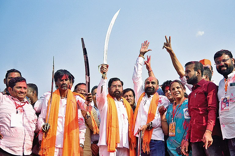 Maratha quota activist Manoj Jarange Patil with Shinde - Photo: Getty Images