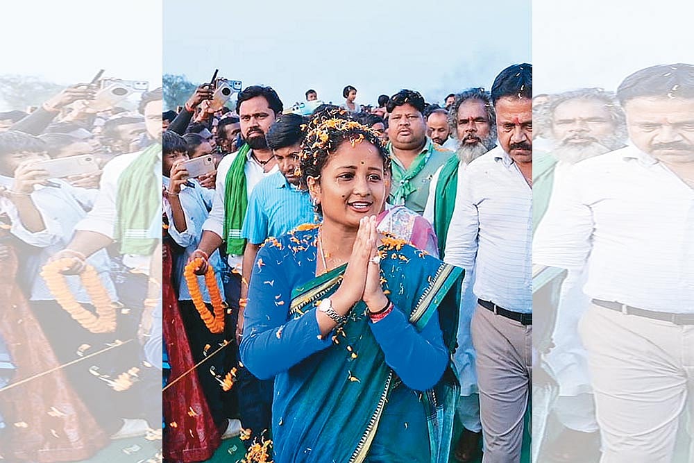On the Campaign Trail: JMM leader Kalpana Soren greeting supporters in Giridih district - | Photo: PTI