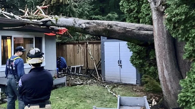 Bomb Cyclone Sweeps Northwest Us Killing 1 Leaving Thousands Without Power Bomb Cyclone Sweeps Northwest Us Killing 1 Leaving Thousands Without Power