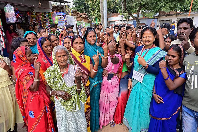 Kalpana Soren with women voters in Jharkhand