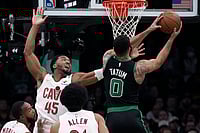 NBA Cup: Celtics End Cavaliers' Perfect Start | Photo: AP/Charles Krupa : NBA Basketball: Celtics forward Jayson Tatum (0) drives to the basket against Cavaliers guard Donovan Mitchell (45)