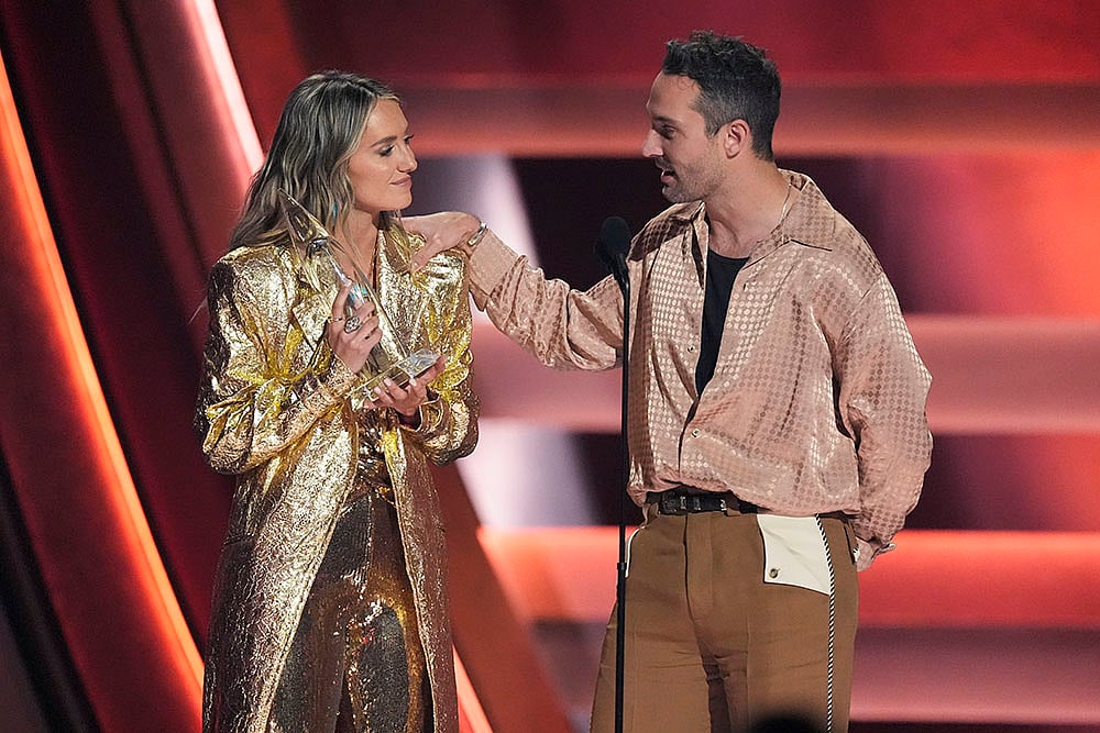 | Photo: AP/George Walker IV : CMA Awards 2024: Lainey Wilson and Patrick Tracy