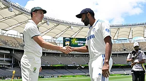 X/CricCrazyJohns : IND Vs AUS 1st Test Preview: Australian skipper Pat Cummins (left) shakes hands with his Indian counterpart Jasprit Bumrah in Perth.