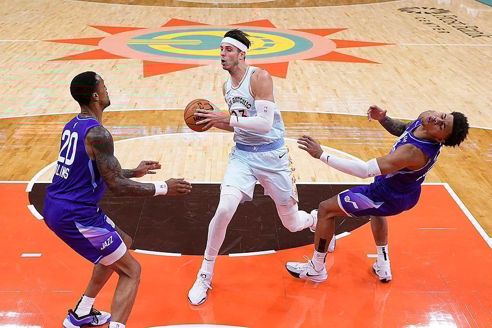 | Photo: AP/Eric Gay : NBA: Spurs forward Zach Collins (23) drives to the basket against Jazz forward John Collins (20) and guard Keyonte George