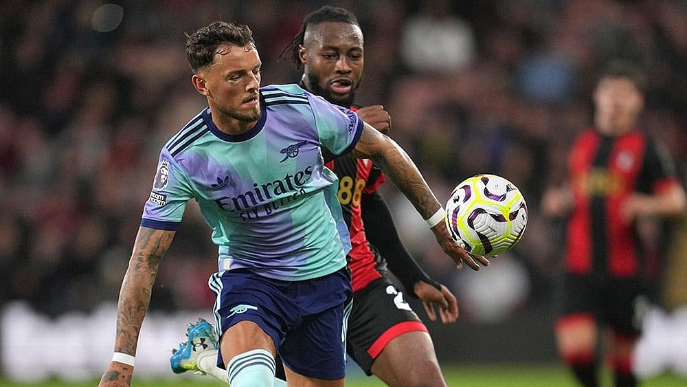 | Photo: AP/Kin Cheung : EPL 2024-25: Arsenal's Ben White, left, challenges for the ball with Bournemouth's Antoine Semenyo