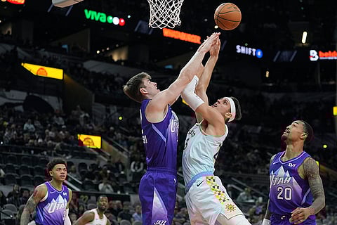NBA: Spurs forward Zach Collins (23) drives to the basket against Jazz forward Kyle Filipowski (22)