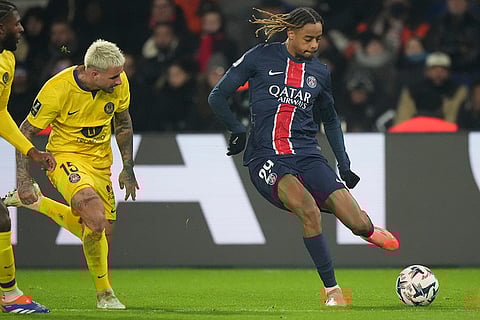 Ligue 1: PSG's Bradley Barcola in action in front of Toulouse's Aron Donnum