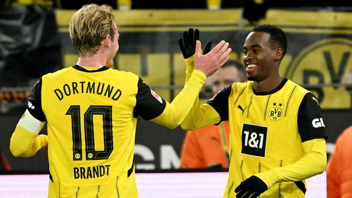 Brandt and Bynoe-Gittens celebrate Dortmund's fourth goal