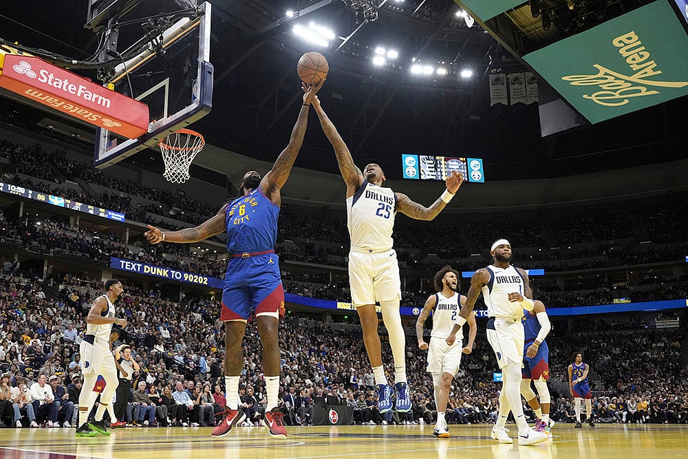 | Photo: AP/Jack Dempsey : NBA 2024-25: Nuggets center DeAndre Jordan (6) and Mavericks forward P.J. Washington (25) go after a rebound