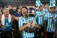 Copa Sudamericana 2024 Final: Racing Beat Cruzeiro 3-1 | Photo: AP/Jorge Saenz : Copa Sudamericana 2024 Final: Racing Club players celebrate with the trophy after winning the Copa Sudamericana final