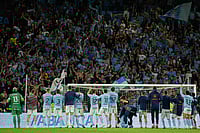 La Liga: 10-Man Barcelona Draw 2-2 At Celta Vigo | Photo: AP/Lalo R. Villar : La Liga: Celta's players greets fans after match between Celta Vigo and Barcelona