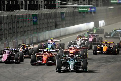 Las Vegas GP: The field crowds together at the start of the F1