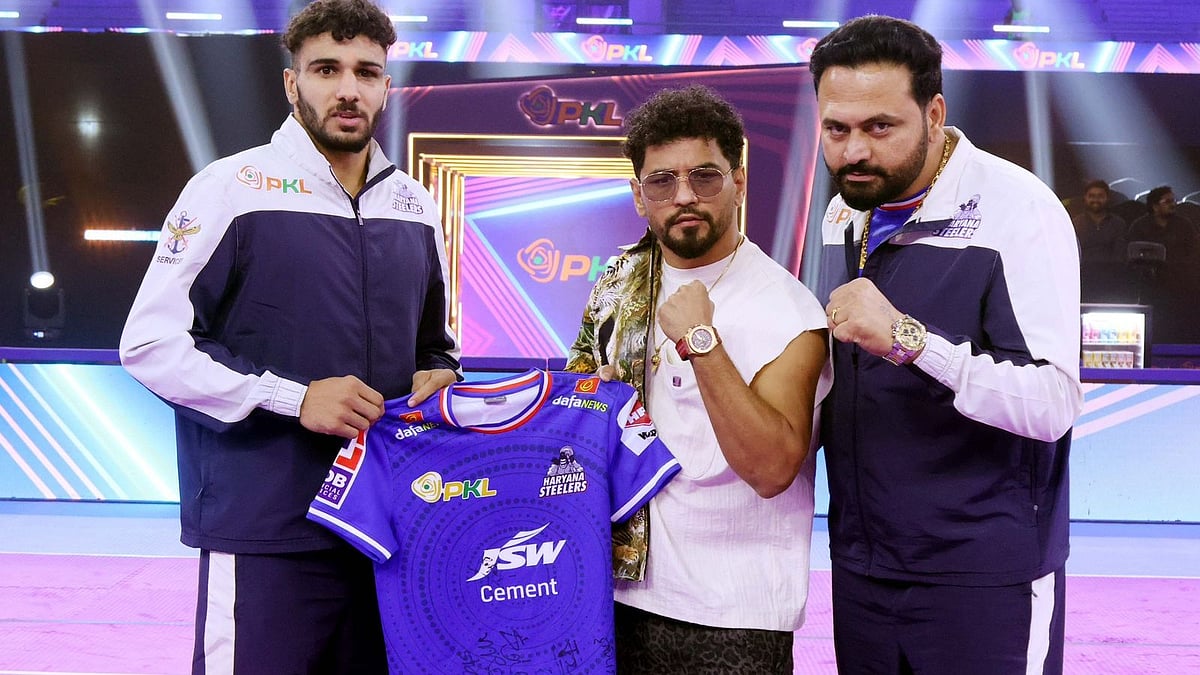 Haryana Steelers : Indian boxer Neeraj Goyat with Haryana Steelers' Captain Jaideep Dahiya and Head Coach Manpreet Singh of Haryana Steelers.