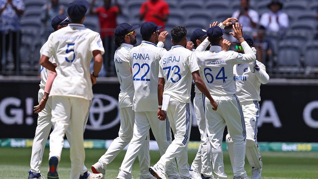  (AP Photo/Trevor Collens) : India's players celebrate the wicket of Australia's Steve Smith on the fourth day of the first cricket test between Australia and India in Perth, Australia, Monday, Nov. 25, 2024.