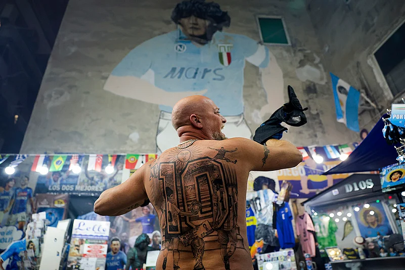 Napoli Fans Pay Tribute To Diego Maradona On His 4th Death anniversary in Italy_mural of Maradona