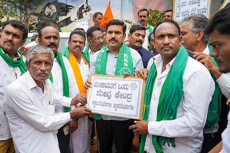 B Y Vijayendra with farmers duing protest against Waqf board issue in Bengaluru