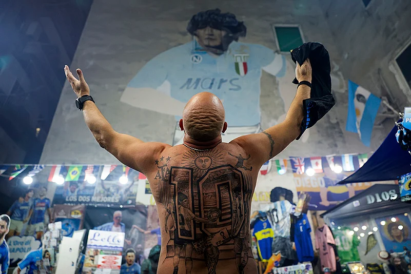 Napoli Fans Pay Tribute To Diego Maradona On His 4th Death anniversary In Naples _mural of Maradona