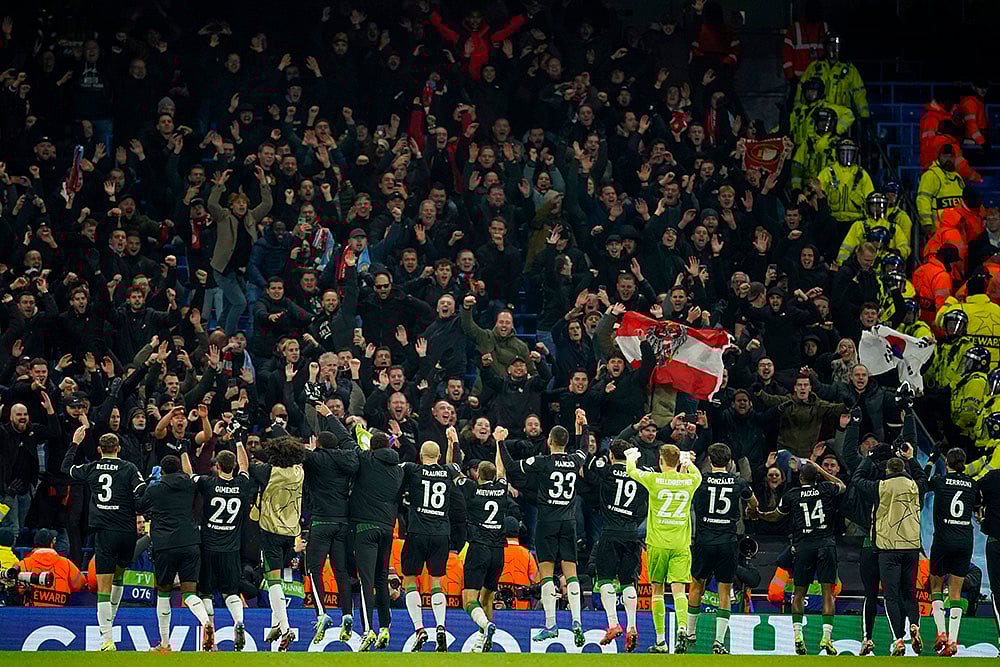 | Photo: AP/Dave Thompson : UEFA Champions League: Feyenoord players celebrate in front of their fans after match against Man city