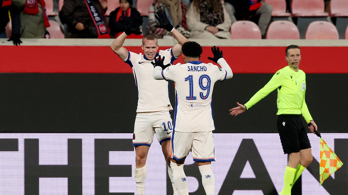 Jadon Sancho celebrates with Mikhailo Mudryk