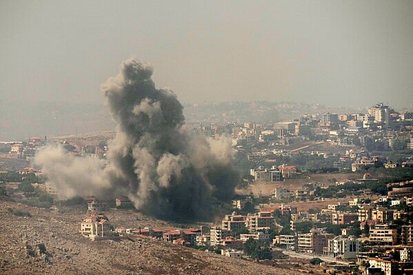 AP : Israel launches airstrike on Lebanon amid ceasefire
