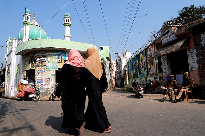 Police outside the Sambhal mosque