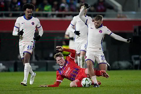 Europa Conference League: Heidenheim's Mikkel Kaufmann, center, and Chelsea's Kiernan Dewsbury-Hall, right, vie for the ball