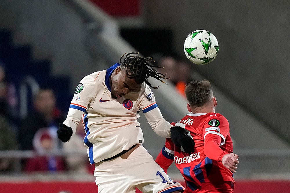 | Photo: AP/Matthias Schrader : Europa Conference League: Chelsea's Carney Chukwuemeka heads the ball against FC Heidenheim 