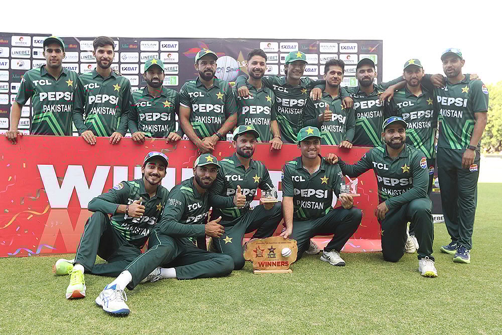 | Photo: AP/Wonder Mashura : ZIM Vs PAK 3rd ODI: Pakistan poses with the trophy 