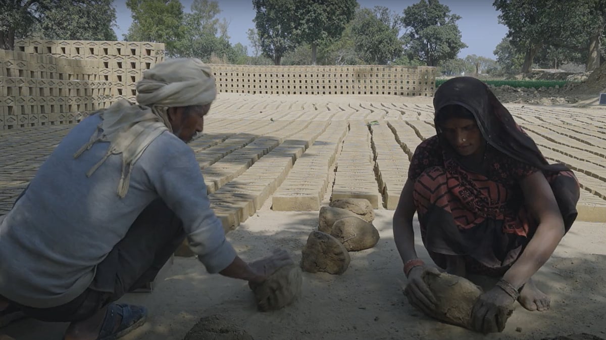 Official Film Trailer : A Still from Meelon Dur