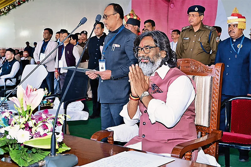 Hemant Soren takes oath as chief minister in Ranchi on November 28