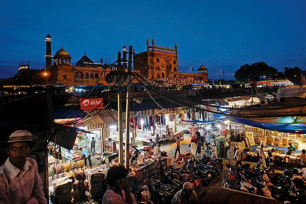 Photograph: Anindito Mukherjee : Quick Clicks: 
Street photography is 
all about the ability to 
anticipate a moment, 
to respond quickly, 
and to find beauty in 
the mundane