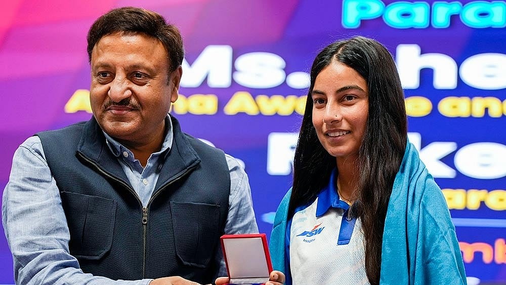 Photo: PTI/Vijay Verma : Para-archer Sheetal Devi felicitated