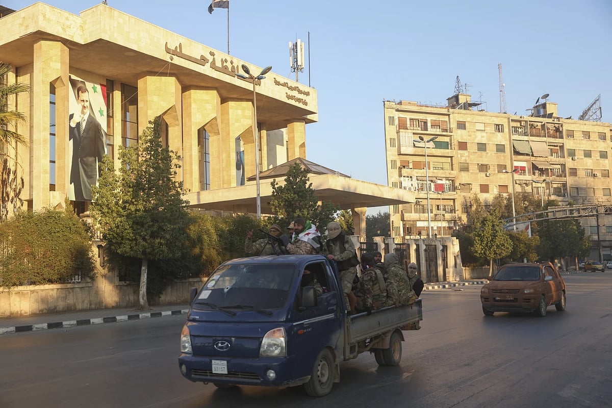 AP : Opposition fighters ride along the streets of Aleppo city, Syria |