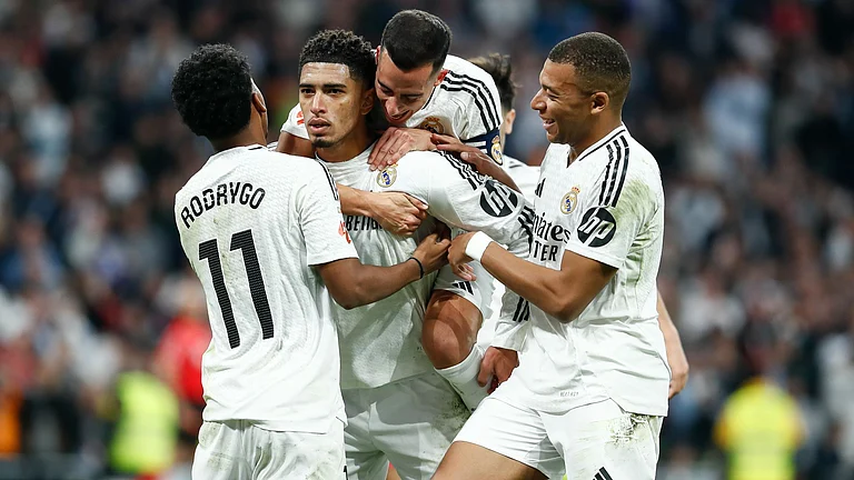Real Madrid celebrate after Bellingham's goal - null