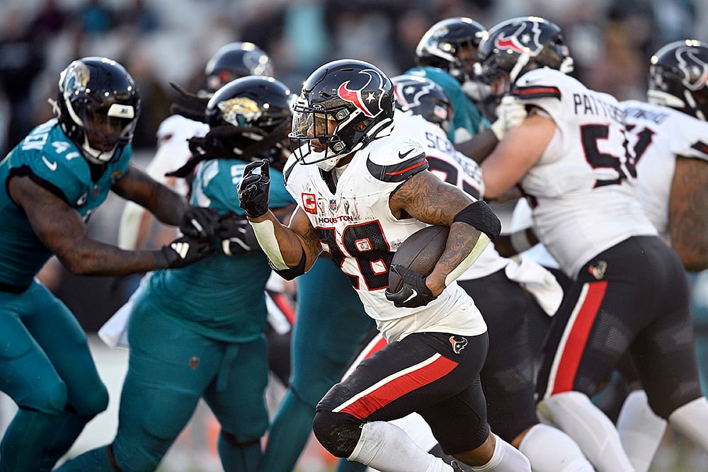 | Photo: AP/Phelan M. Ebenhack : Texans vs Jaguars NFL Football: Houston Texans running back Joe Mixon (28) rushes against the Jacksonville Jaguars 