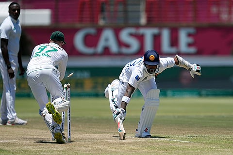 RSA Vs SL, 1st Test Day 4: South Africa's Kyle Verreynne, left, attempts stumping out Sri Lanka's Kusal Mendis