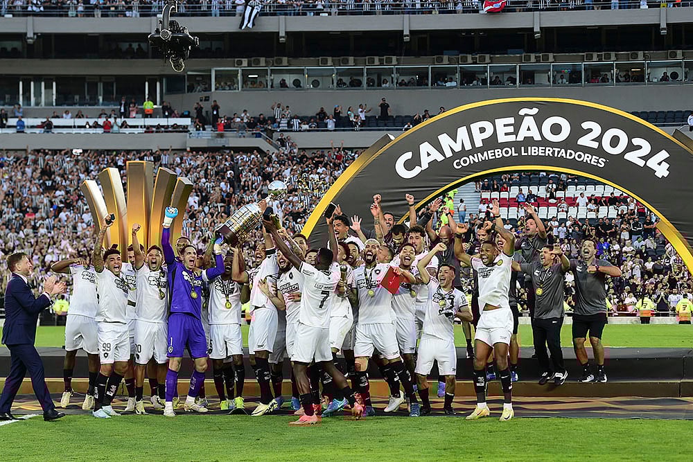 | Photo: AP/Ignacio Amiconi : Copa Libertadores Final: Players of Brazil's Botafogo hold up the trophy