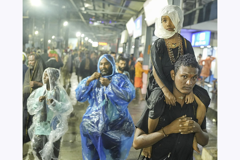 | Photo: PTI : Devotees at Sabarimala temple