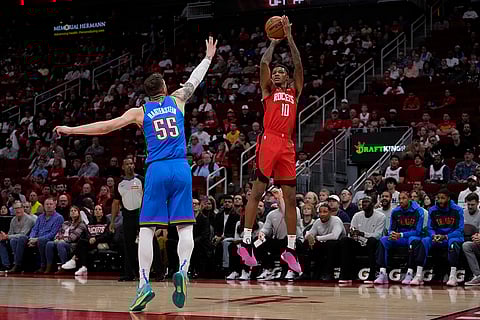 NBA: Rockets forward Jabari Smith Jr. (10) shoots against Thunder center Isaiah Hartenstein
