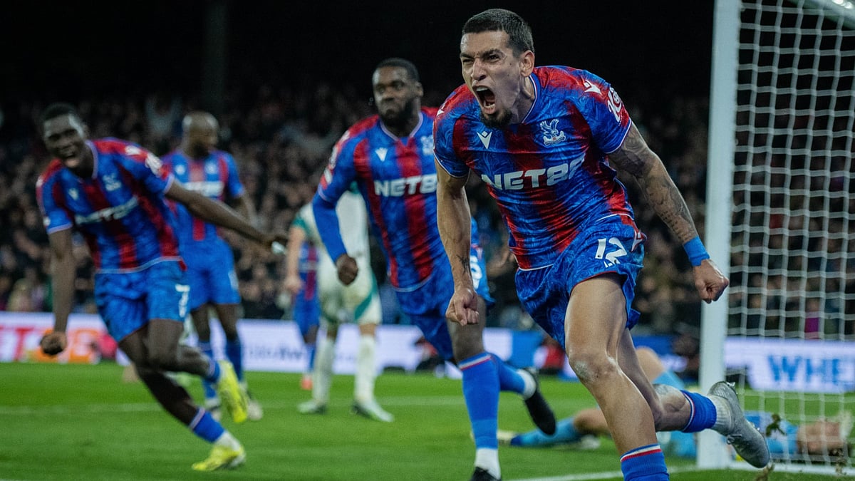 Daniel Munoz of Crystal Palace celebrates