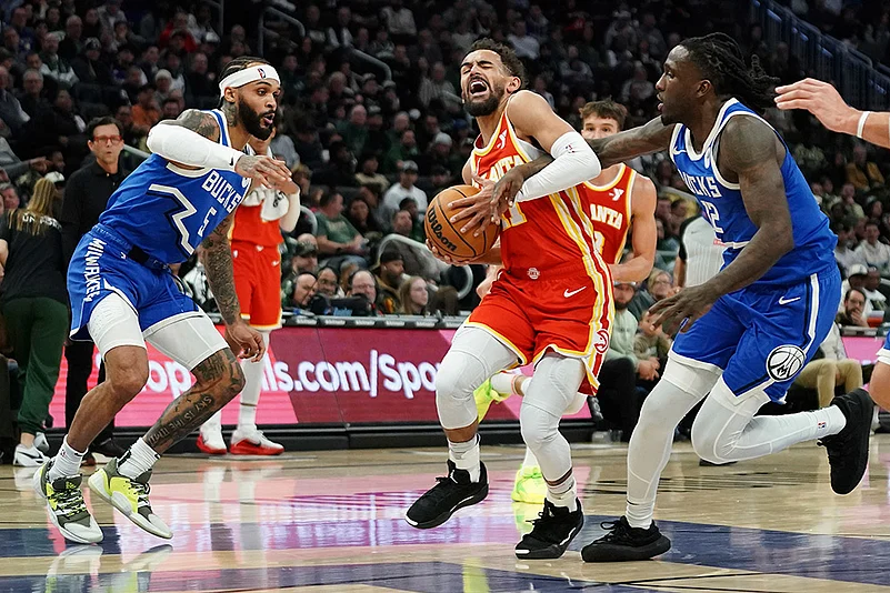 Hawks Bucks Basketball