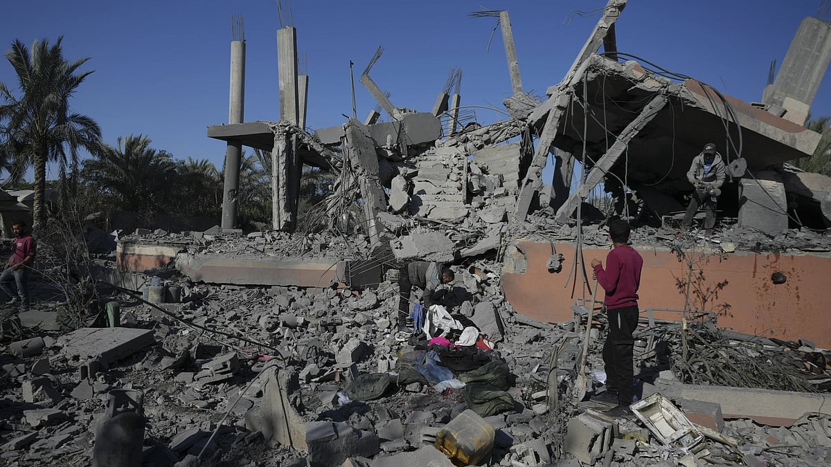 AP : Destroyed vicinity following Israeli airstrike on Gaza tent camp |