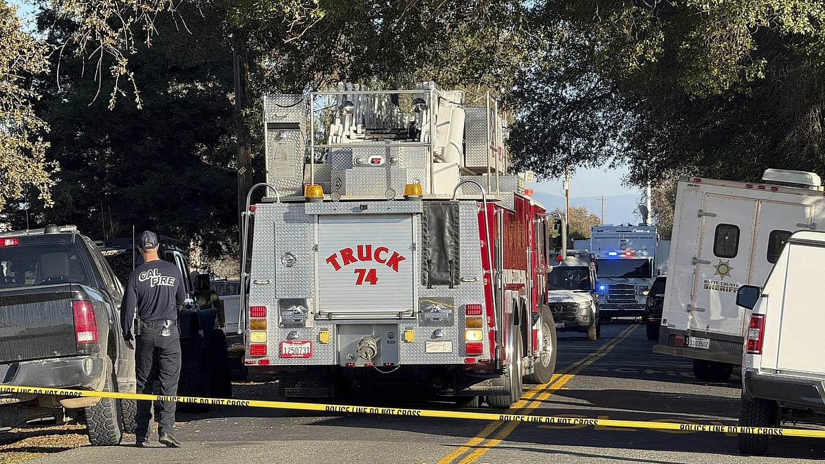 AP : Emergency personnel outside the school