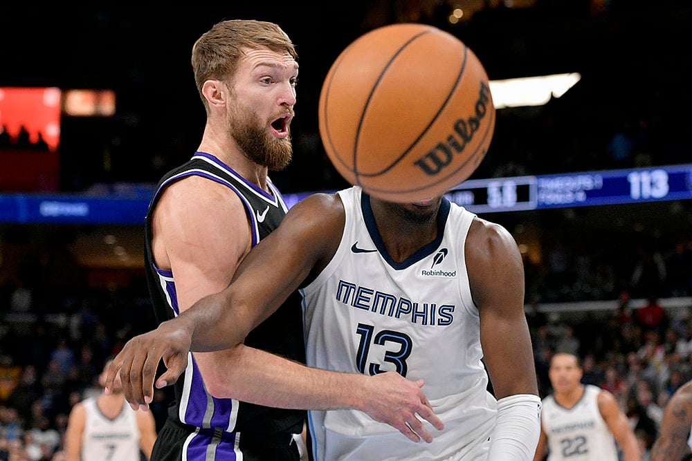 | Photo: AP/Brandon Dill : NBA 2024-25: Kings forward Domantas Sabonis and Grizzlies forward Jaren Jackson Jr. (13) struggle for control of the ball 