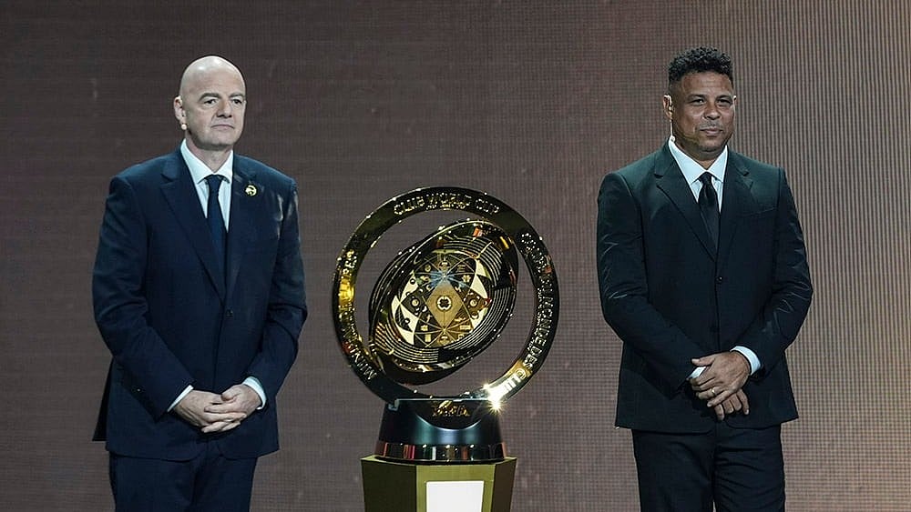 FIFA Club World Cup Draw: Gianni Infantino' and Former Brazilian player Ronaldo present a new trophy - | Photo: AP/Rebecca Blackwell